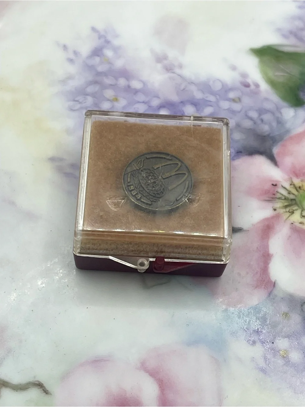 McDonald's‎ bronze-tone pin with gold arches 1984 no back